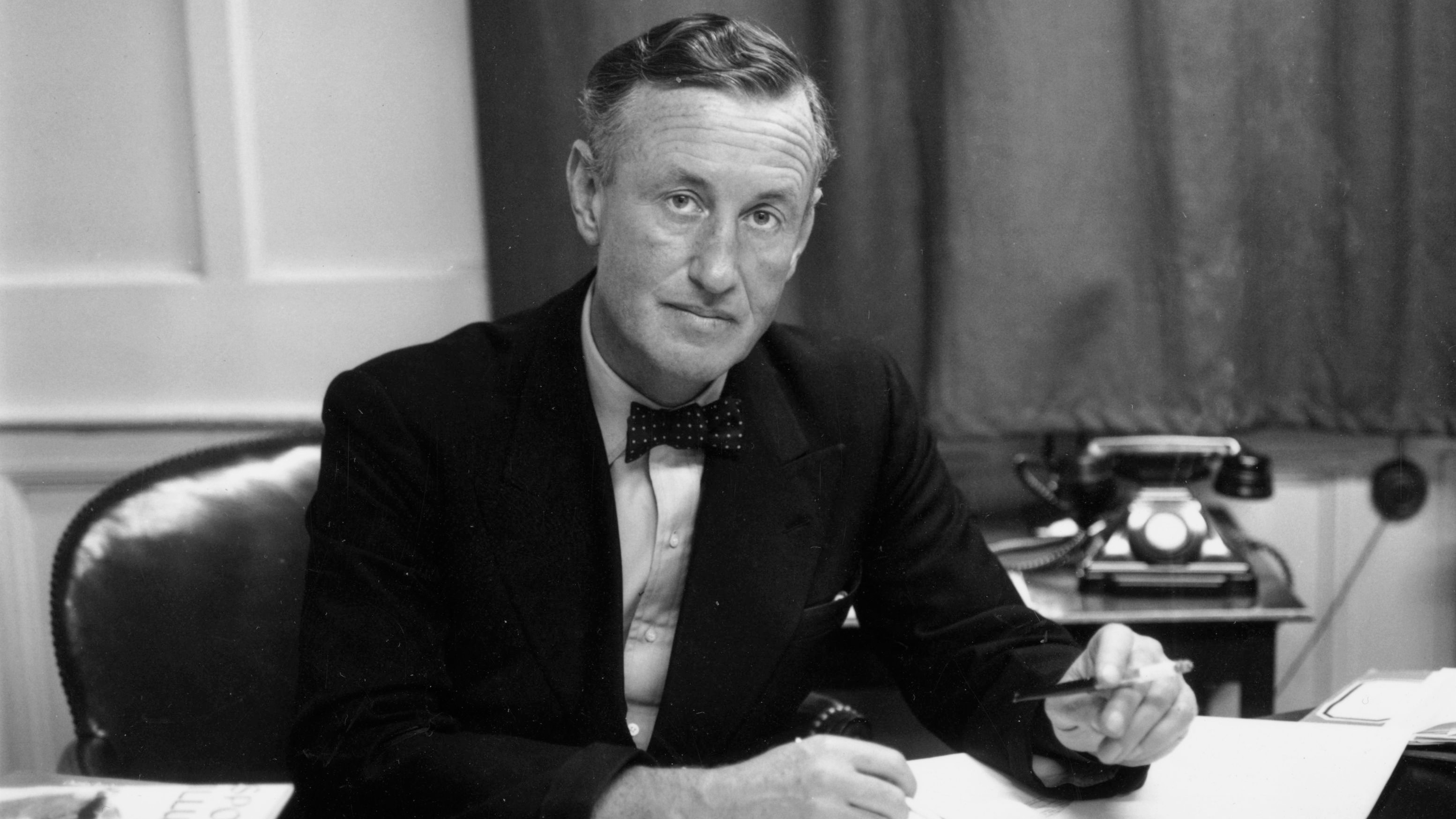 Black and white photo of Ian Fleming.